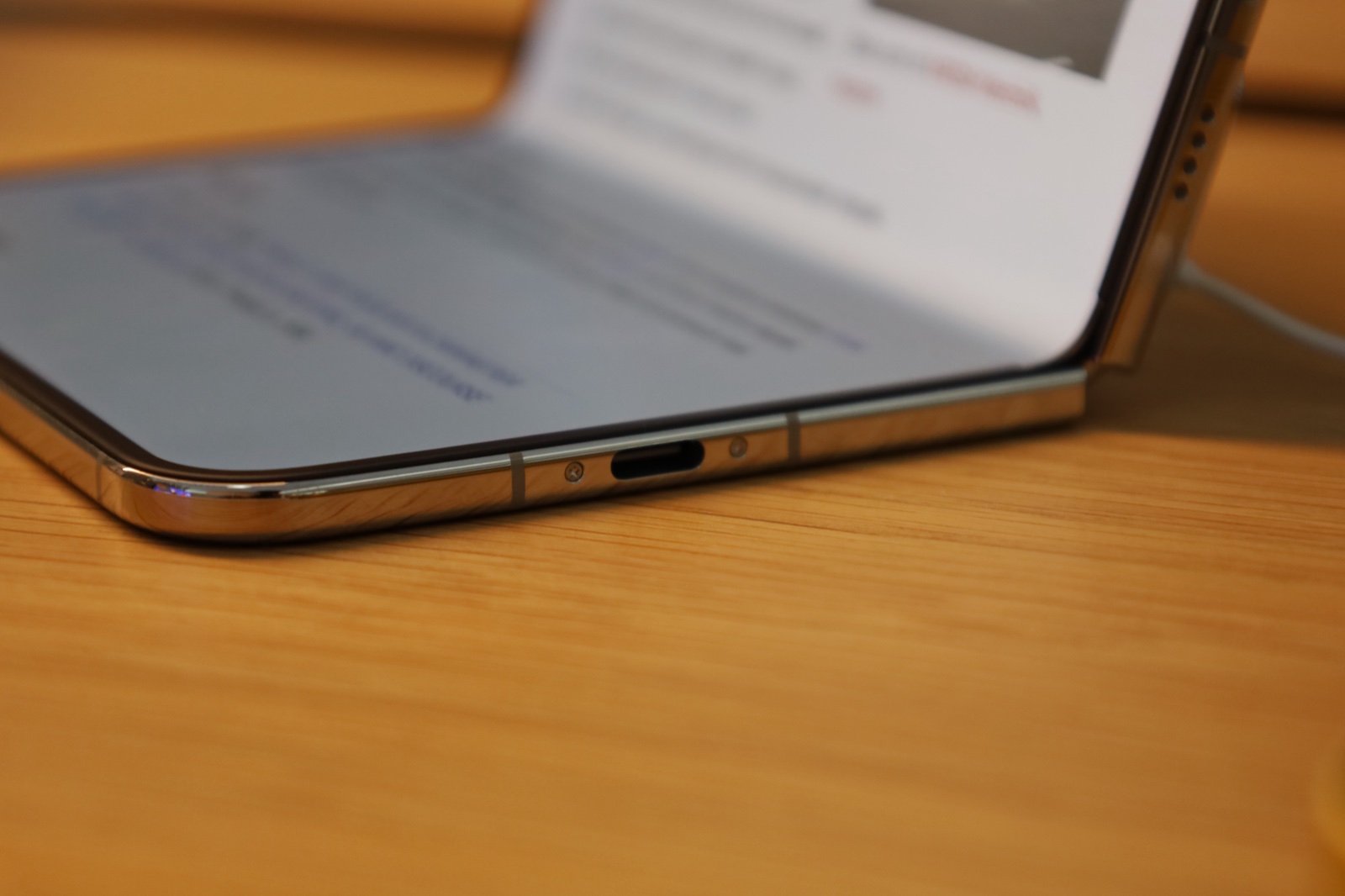 مفصل iPhone Duo ومنفذ USB-C في الهيكل المصنوع من التيتانيوم