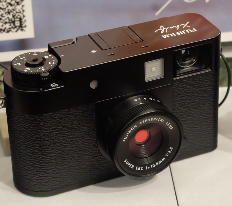 فوجي فيلم Fujifilm X half: كاميرا رقمية بروح كاميرات «نصف الإطار» الفيلمية ورافعة لتقديم الصور 2 Fujifilm X half