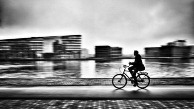 تقنية التتبع (Panning): كيف تصوّر جسماً متحركاً حاداً وخلفية مموّهة بالسرعة 1 تقنية التتبع في التصوير