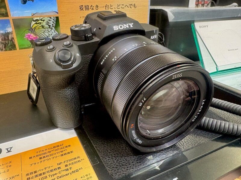 سوني Sony RX10 V: عودة كاميرا الزوم الشاملة بعد تسع سنوات بتركيز ذكي وفيديو 4K بـ120 إطاراً 1 Sony RX10 V